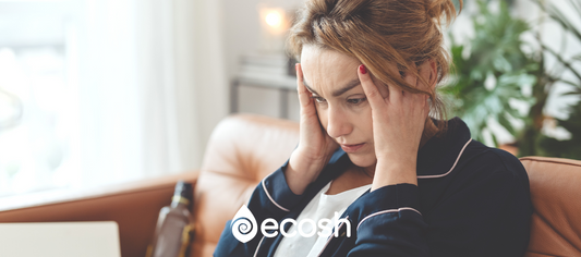 Donna stressata, sotto stress, che si tiene la testa con le mani